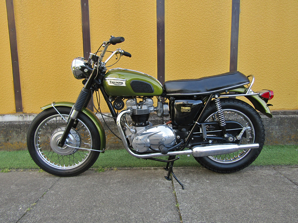 Triumph�@�s�q-�U�k650�lTrophy
