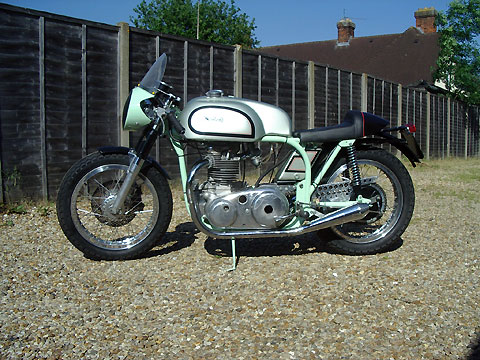 Norton 750 Custom Cafe-Racer